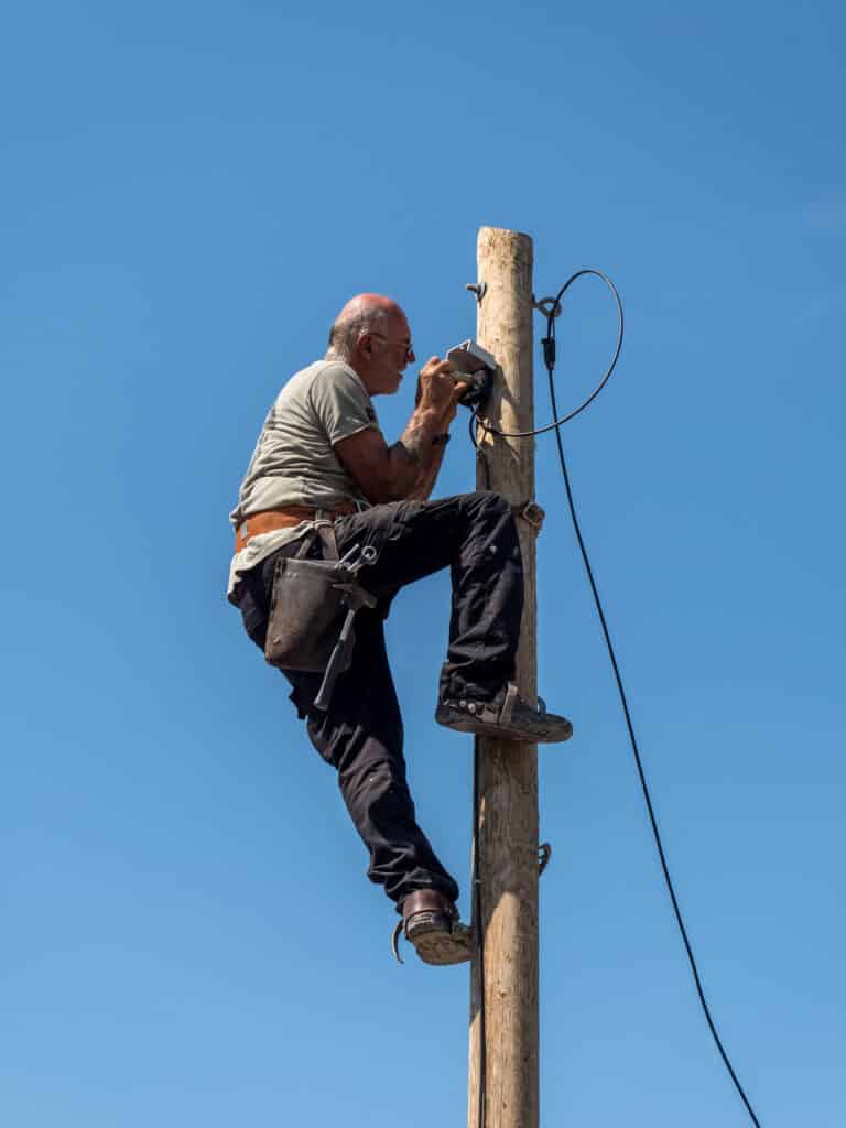 Elektroniker bei der Arbeit an einer elektrischen Anlage