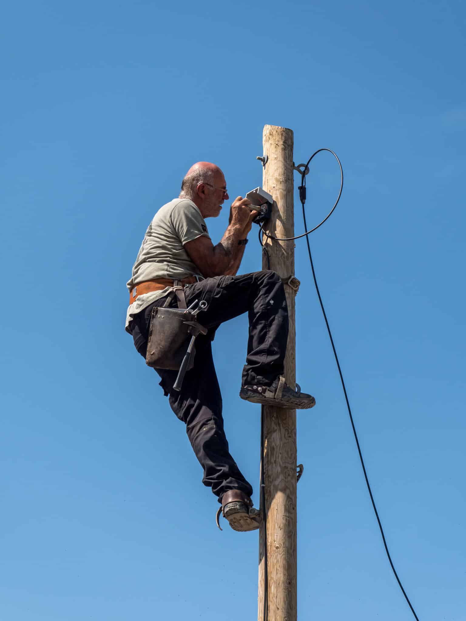 Elektroniker bei der Arbeit an einer elektrischen Anlage