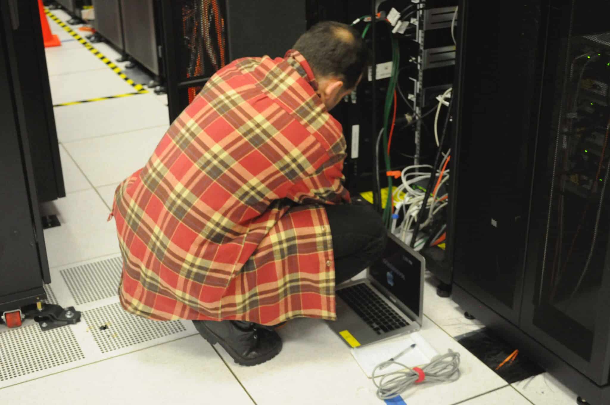IT-Techniker arbeitet an einem Serverschrank
