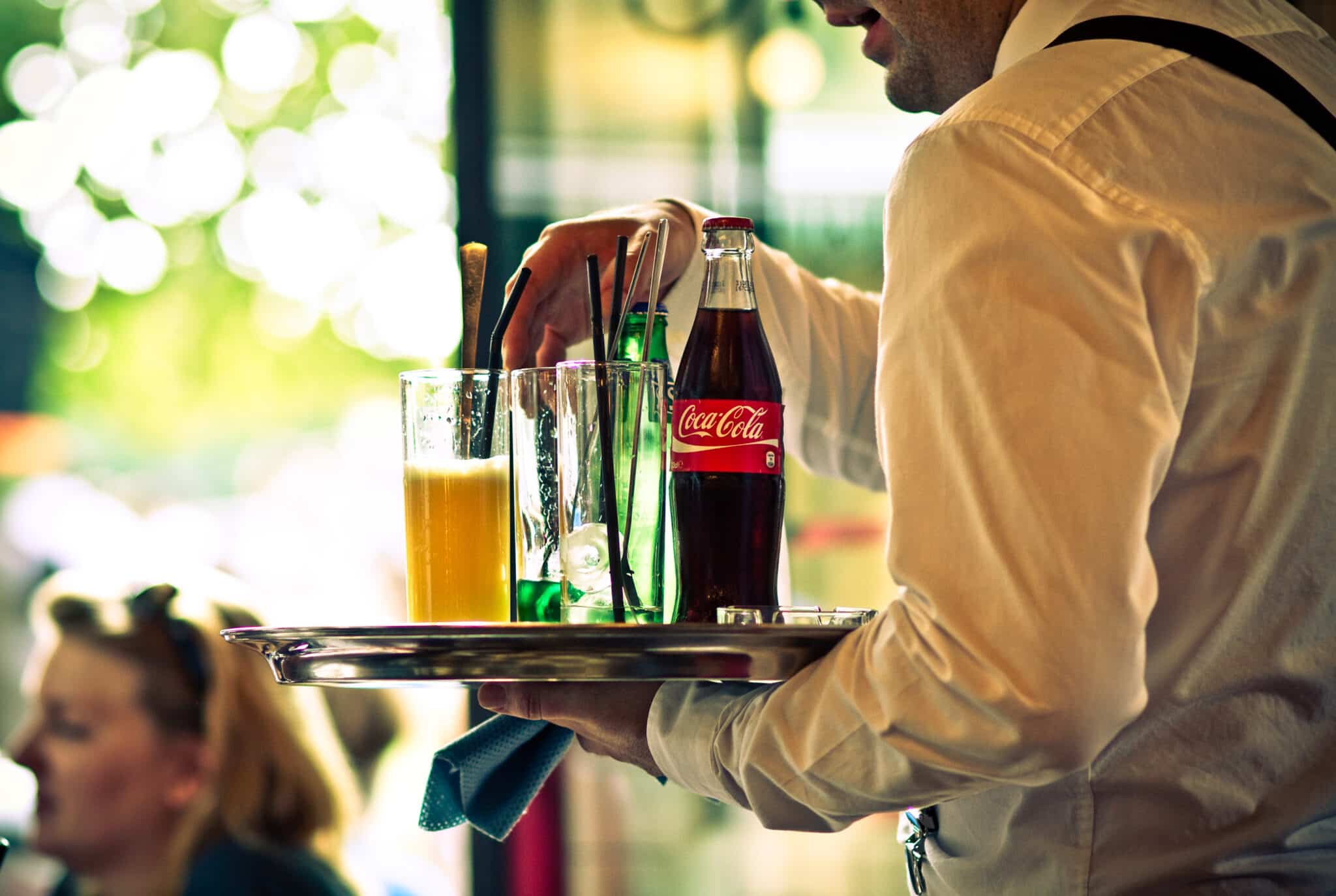 Restaurantfachmann bedient Gäste im Restaurant