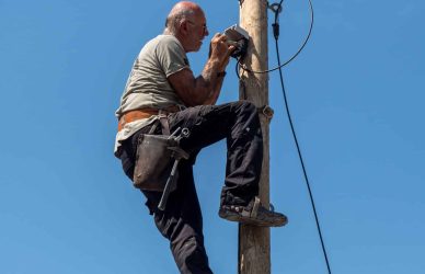 Elektroniker bei der Arbeit an einer elektrischen Anlage