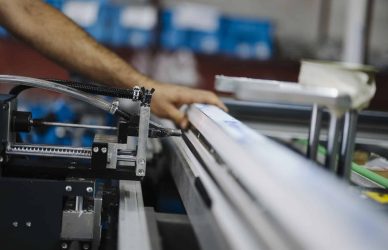 Arbeiter montiert Maschinenteile in einer Fabrik