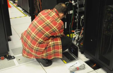 IT-Techniker arbeitet an einem Serverschrank
